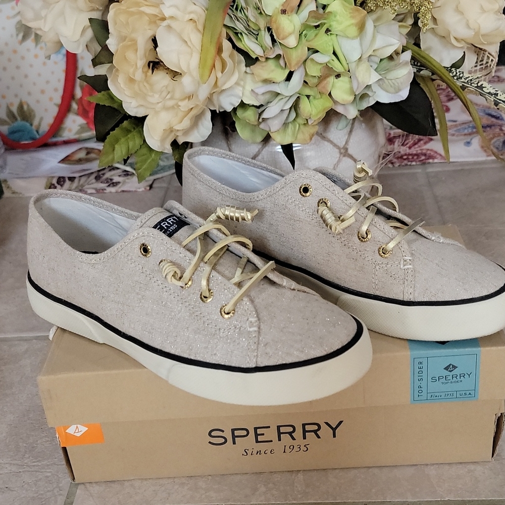 Like new Sperry Really Pretty color